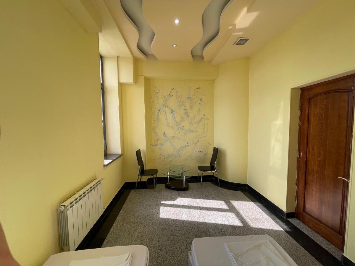 יירבאן Joy Hotel Apartament מראה חיצוני תמונה